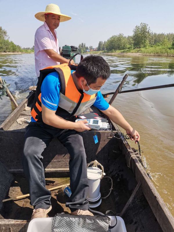 金水闸河面有群忙碌的水质采样人