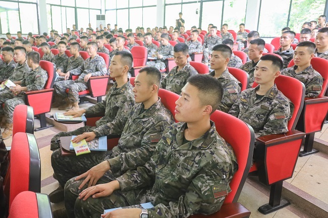 武汉江夏开展“送医进军营 健康暖兵心”健康科普义诊活动2.jpg