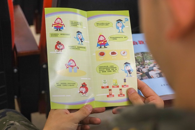 武汉江夏开展“送医进军营 健康暖兵心”健康科普义诊活动3.jpg