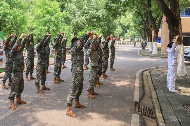 武汉江夏开展“送医进军营 健康暖兵心”健康科普义诊活动7.jpg