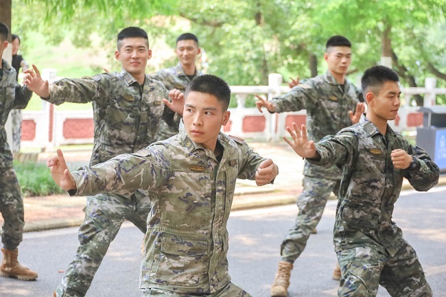 武汉江夏开展“送医进军营 健康暖兵心”健康科普义诊活动8.jpg